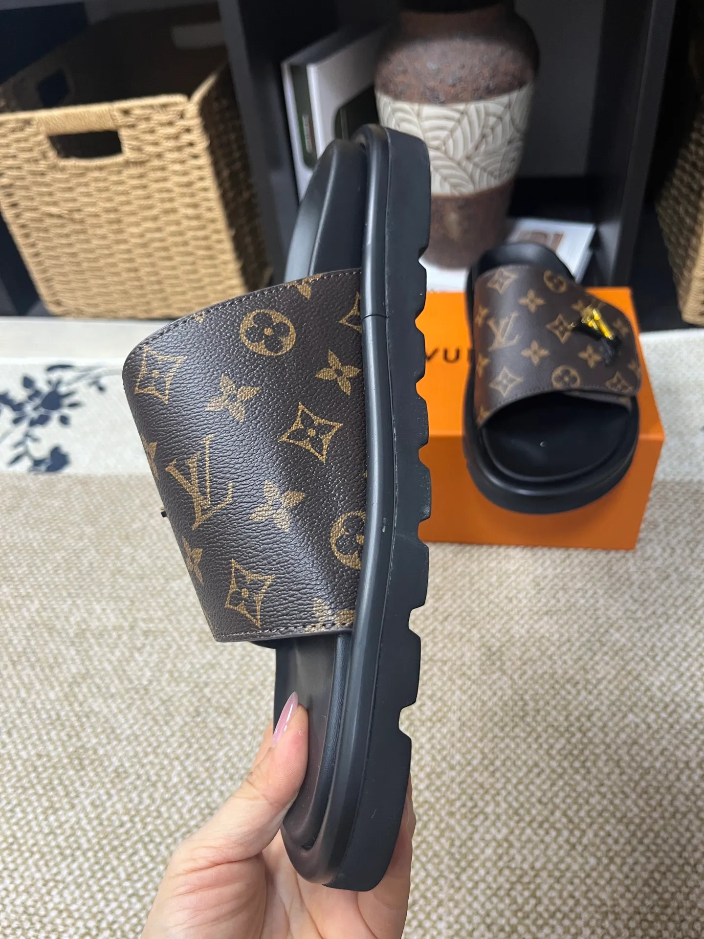 P340 [New Style] [LOUIS VUITTON] Louis Vuitton, LV printing, men's and women's slippers are now on the market, packed in drawer boxes with cloth bags and cards, the upper pattern looks very soft and waxy, and is a super versatile leg slimming tool. Fabric: imported denim/canvas/old fabric, LV hardware LOGO, official website pattern printing, comfortable to wear, feet: high-elastic PU water table. Sole: foam sole, heel height: about 5cm. Code number: 35-46, 35, 45, 46 are custom-made and non-returnable. Color: multiple colors and styles available.
